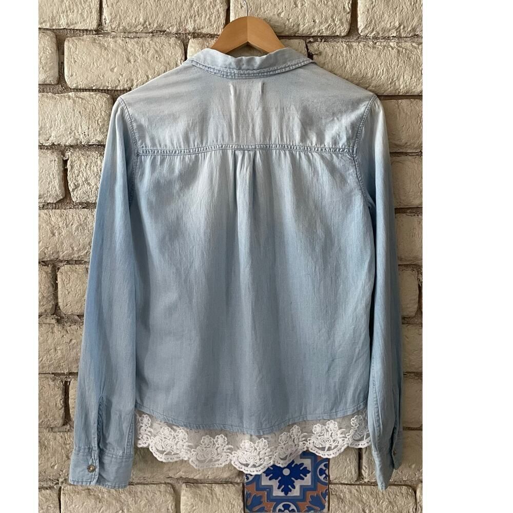 :‎ Hollister Light Wash Chambray Button-Up Shirt with White Lace Trim Size Small - Picture 4 of 9